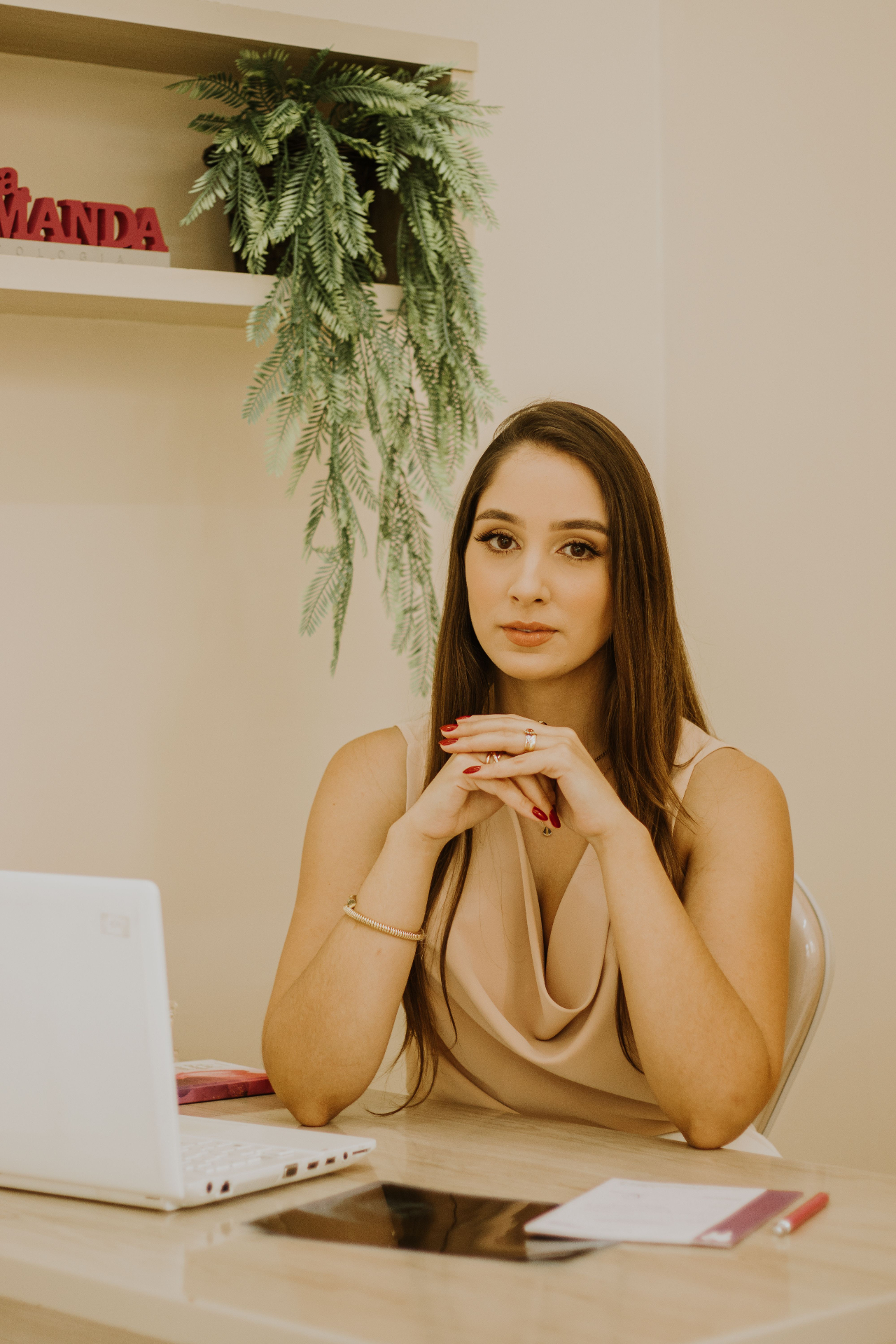 Empresária de pequena empresa usando o Attach ERP no escritório